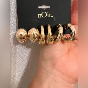 NWT nOir earrings in a gold tone color.  Great simple gift. 🎁